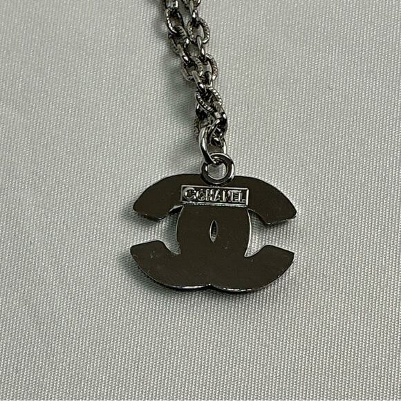 CHANEL Metallic textured Chain Necklace with Pendant - Picture 4 of 5